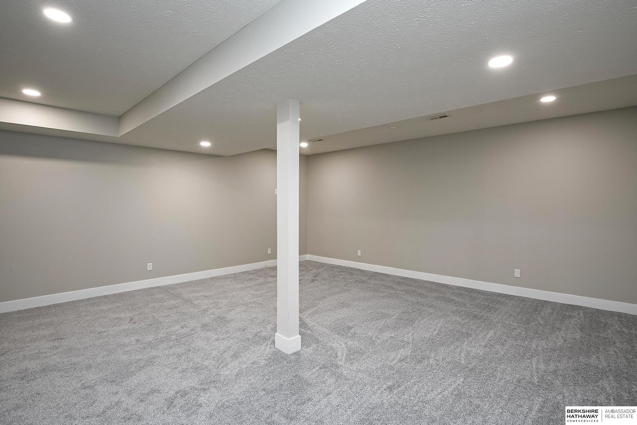 2712 Viking Circle