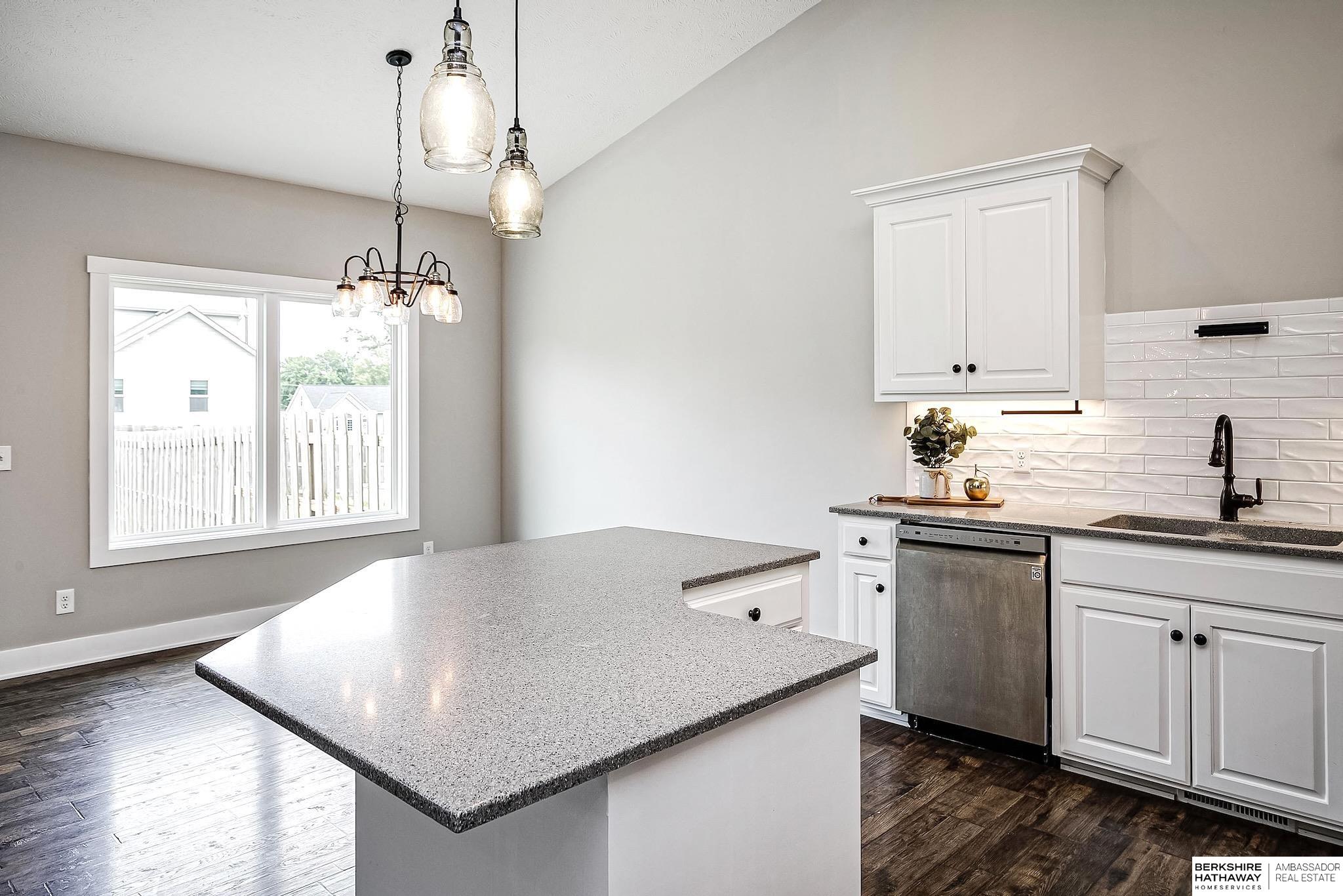 2712 Viking Circle