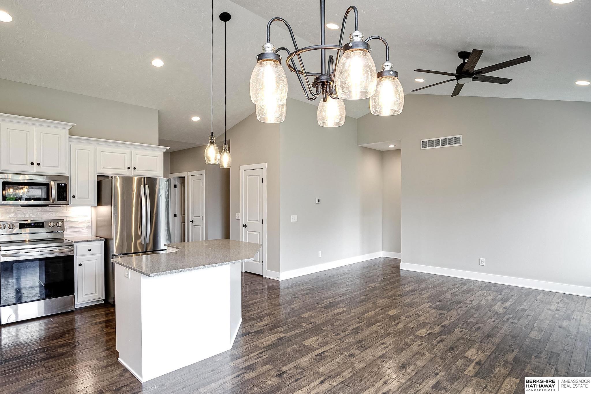 2712 Viking Circle