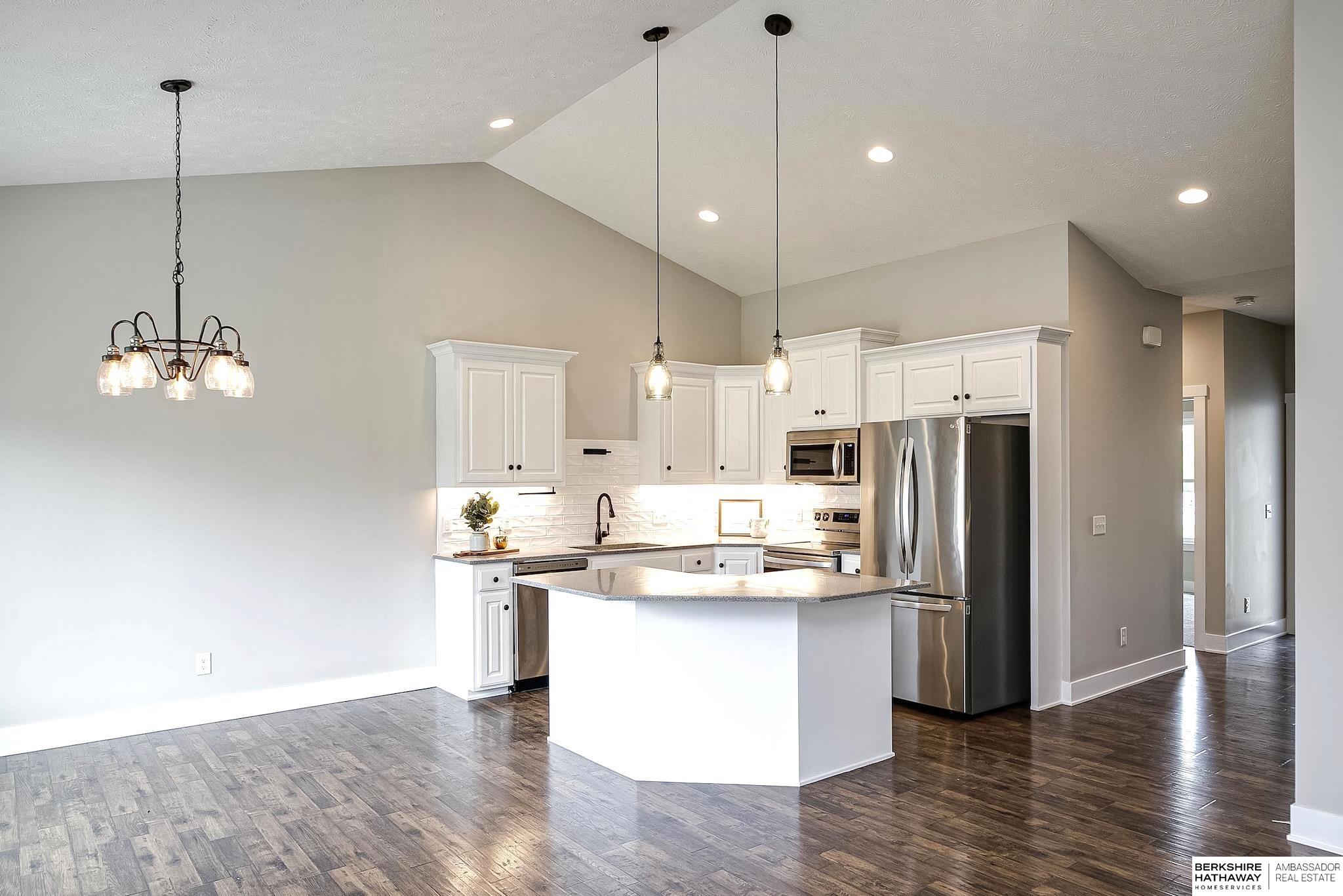 2712 Viking Circle