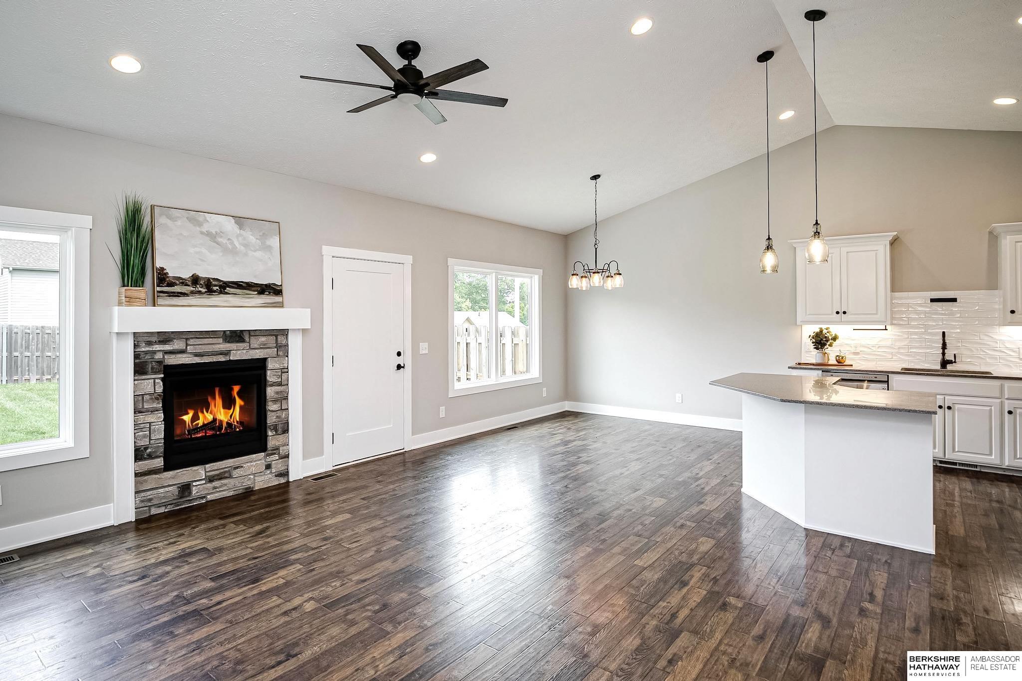 2712 Viking Circle