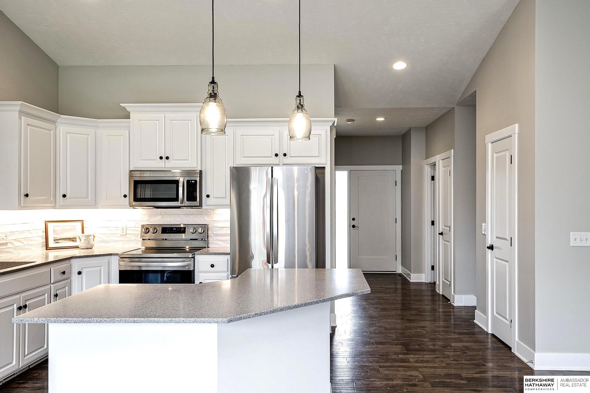 2712 Viking Circle