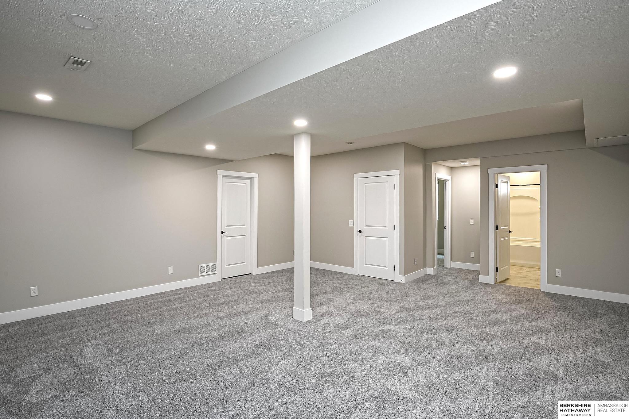 2712 Viking Circle