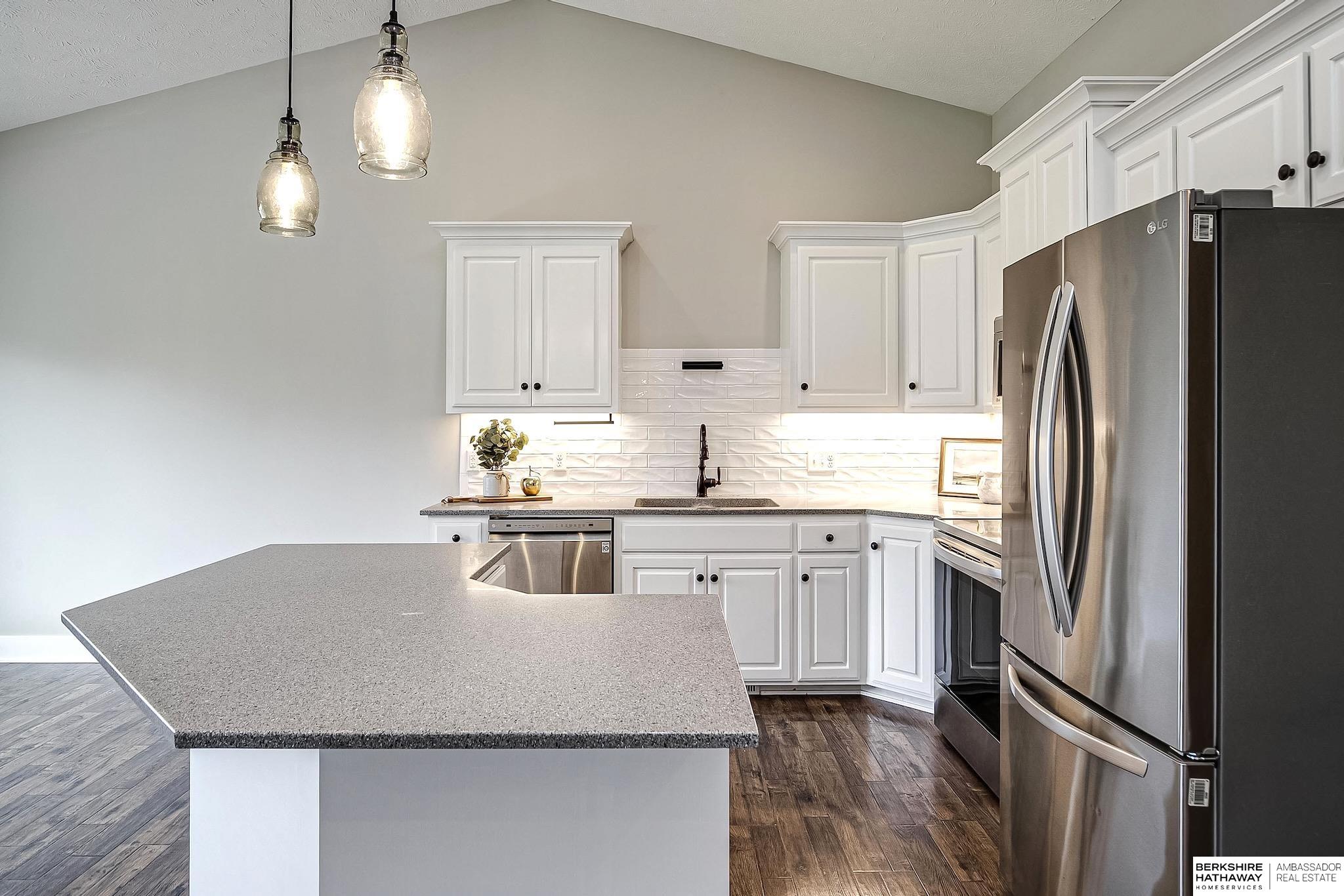 2712 Viking Circle