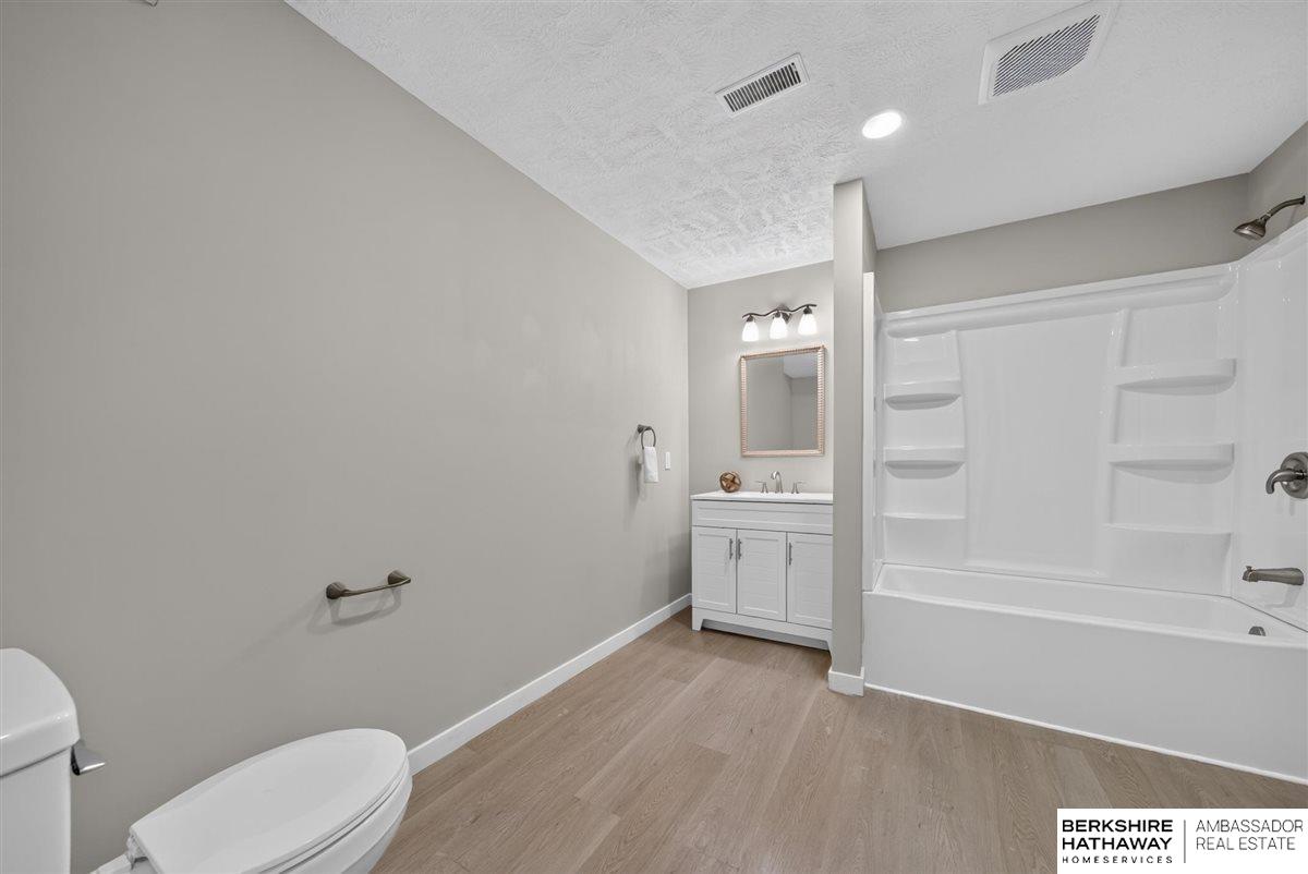 2708 Viking Circle