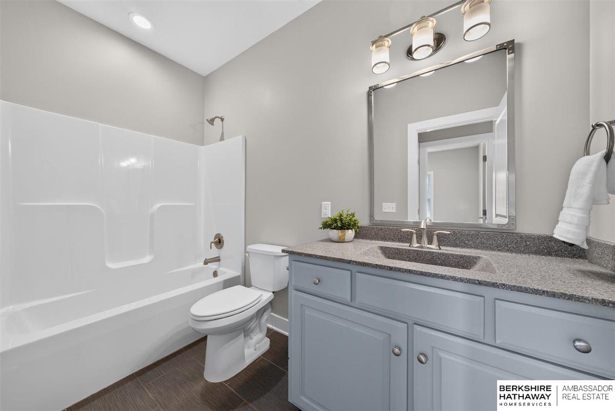 2708 Viking Circle