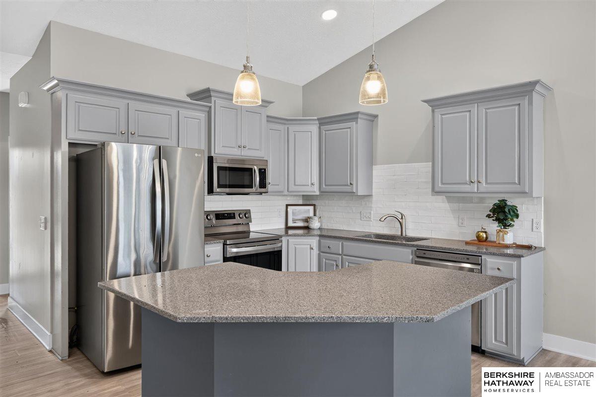 2708 Viking Circle