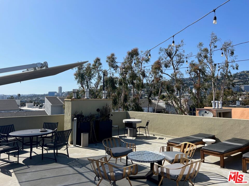 740 N Kings Rd Unit: 325