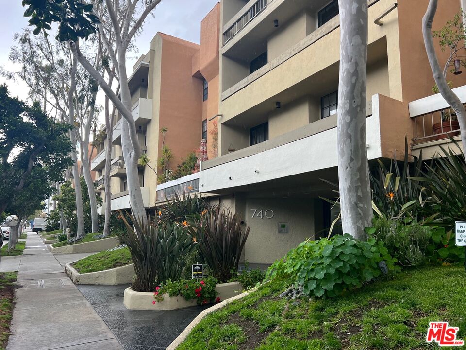 740 N Kings Rd Unit: 325