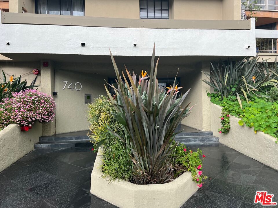 740 N Kings Rd Unit: 325