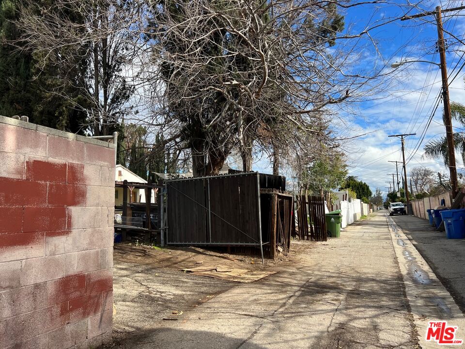 22632 Roscoe Blvd