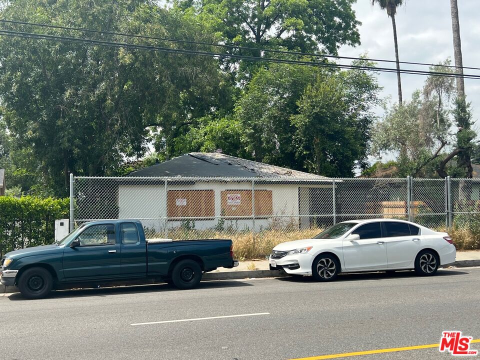 14822 Saticoy St