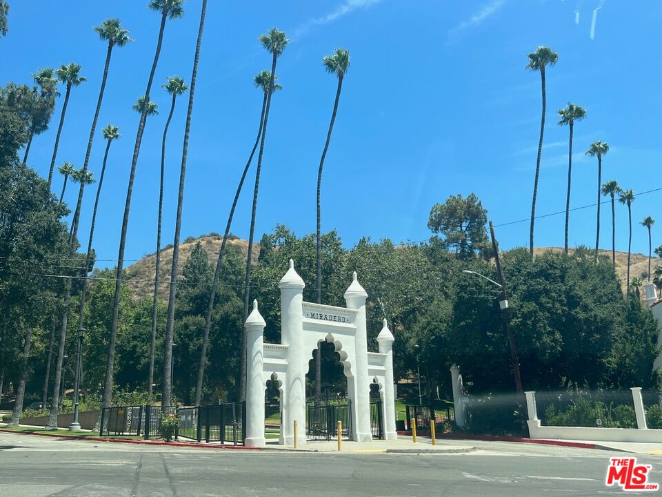 1439 El Miradero Ave