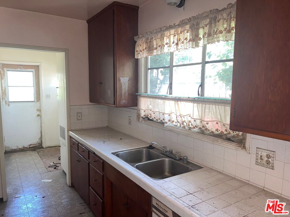 1439 El Miradero Ave