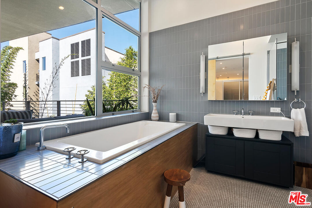 4080 Glencoe Ave Unit: 311