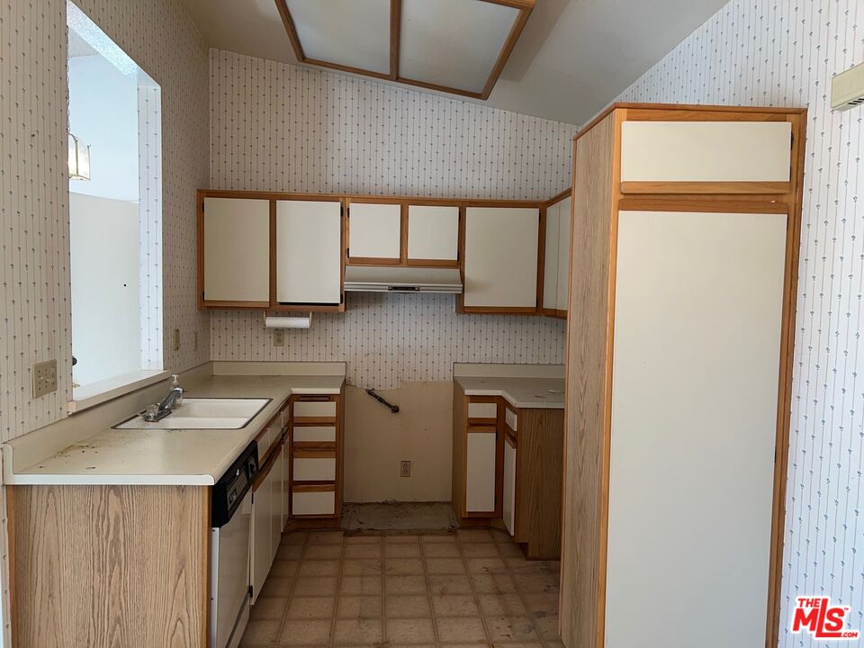 7130 Woodlake Ave Unit: 1E
