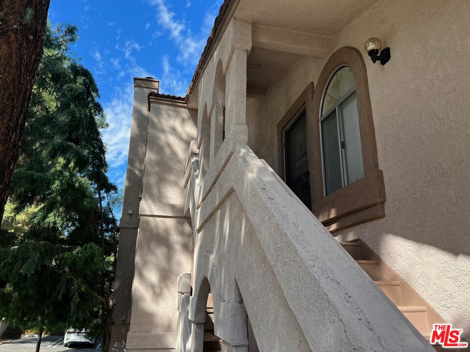 7130 Woodlake Ave Unit: 1E