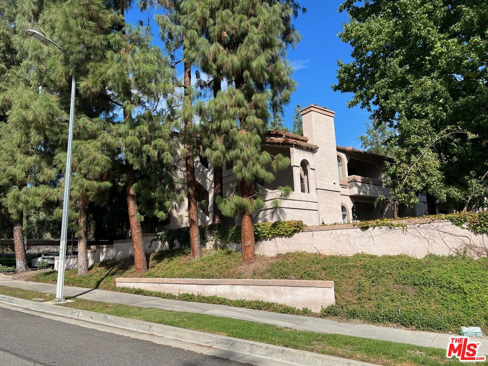 7130 Woodlake Ave Unit: 1E