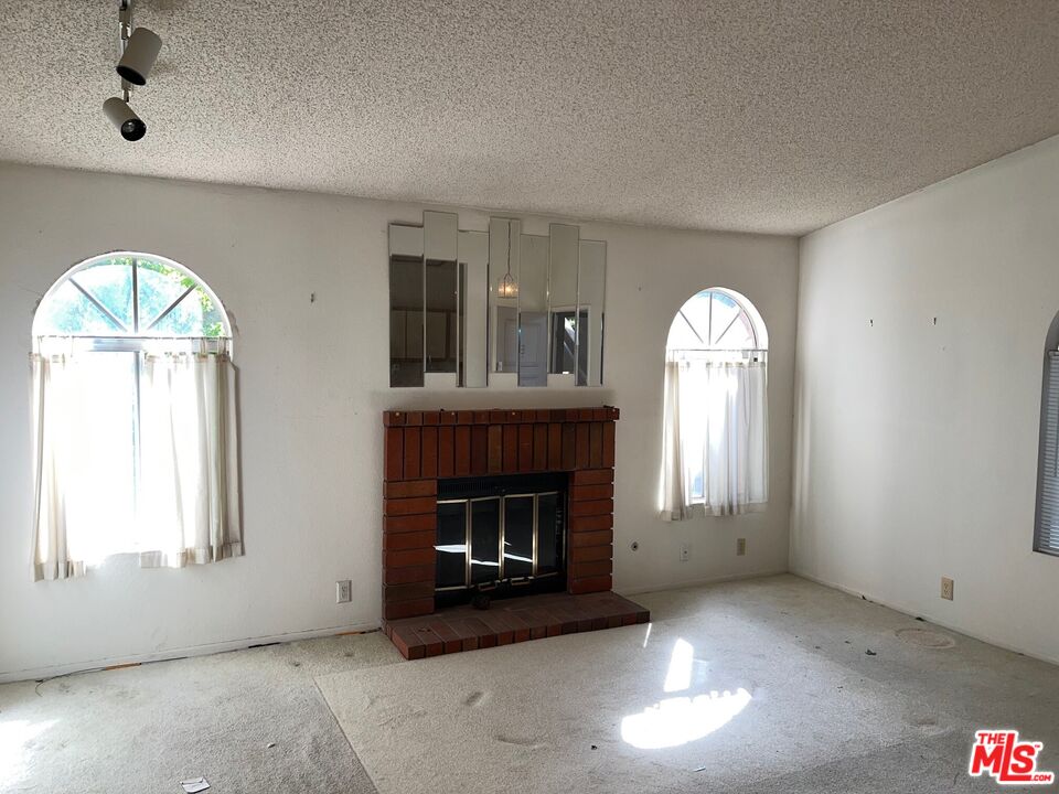 7130 Woodlake Ave Unit: 1E