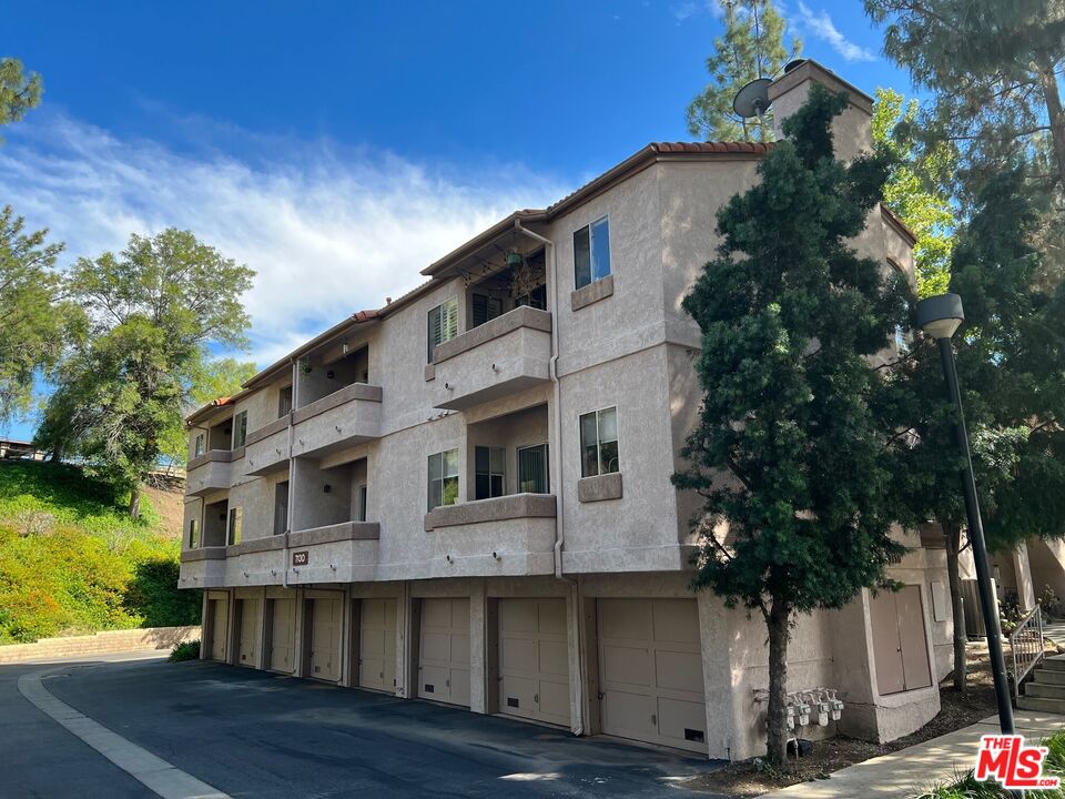 7130 Woodlake Ave Unit: 1E