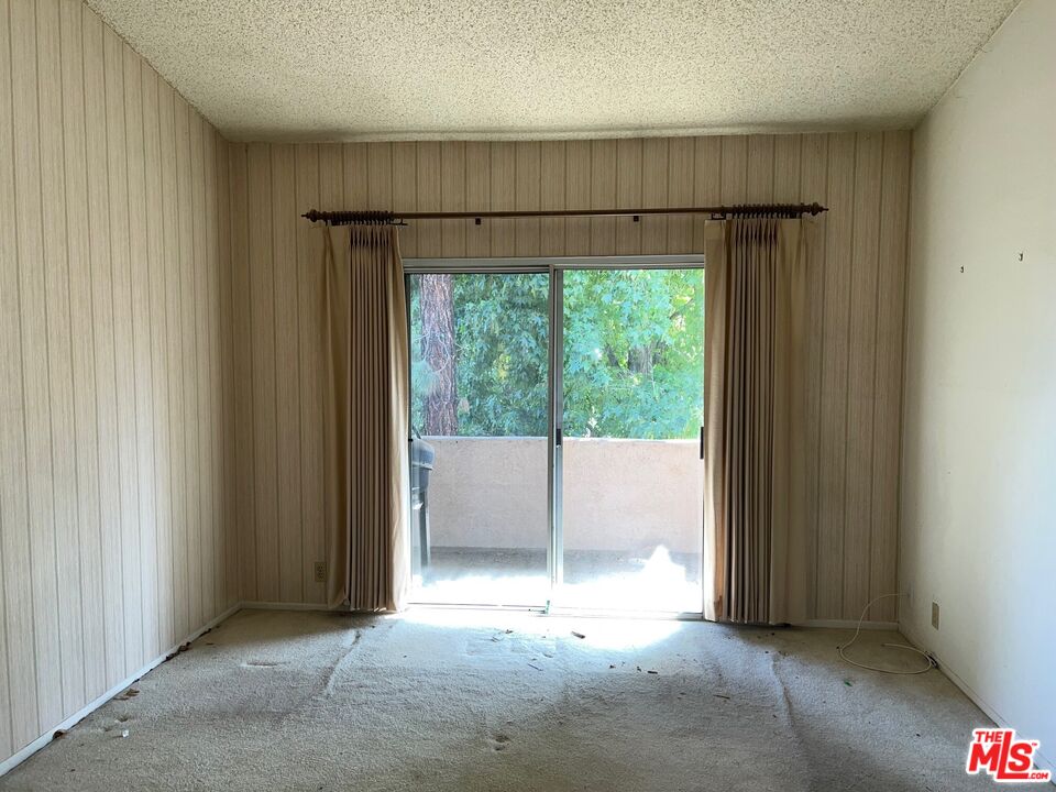 7130 Woodlake Ave Unit: 1E
