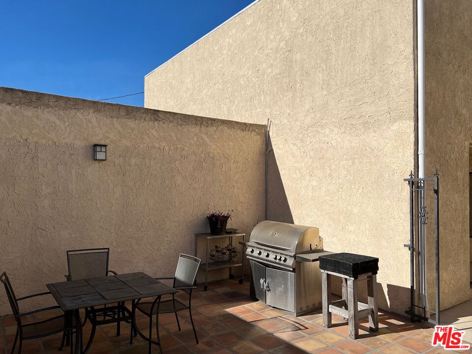 1100 E 4th St Unit: E