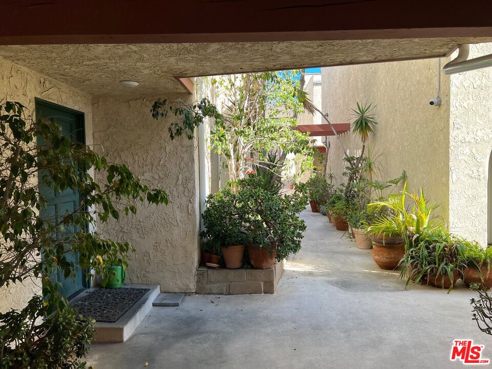 1100 E 4th St Unit: E