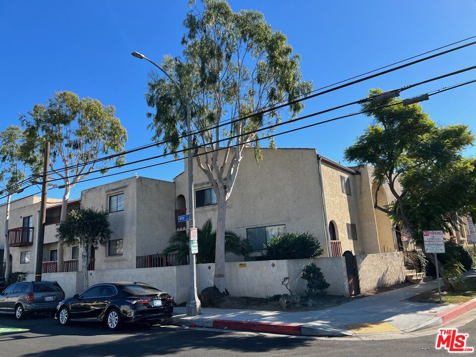 1100 E 4th St Unit: E