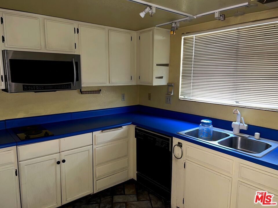 1100 E 4th St Unit: E