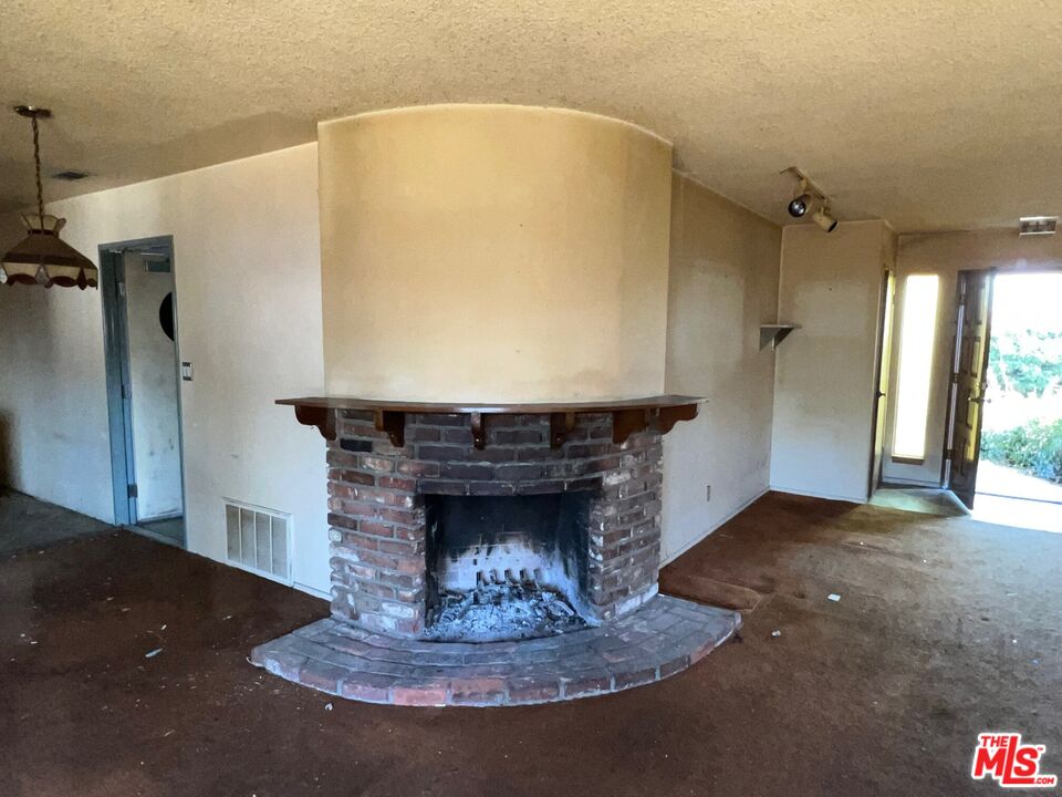 1985 Mountain Ave