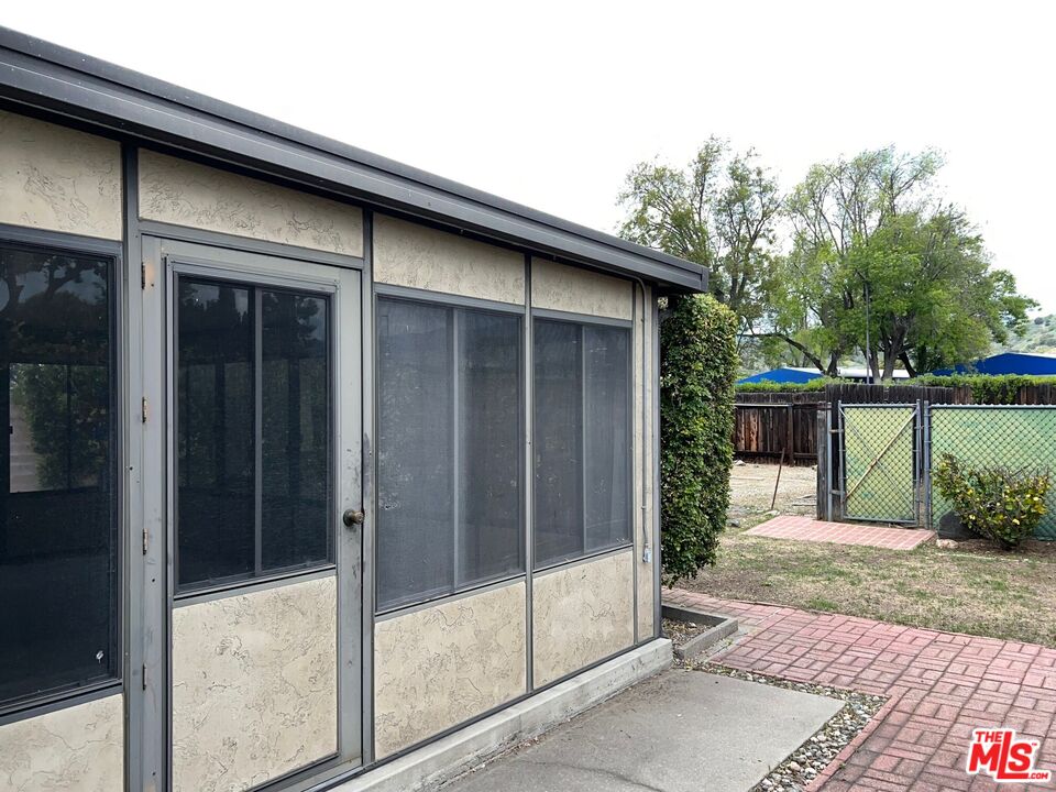817 E Juanita Ave