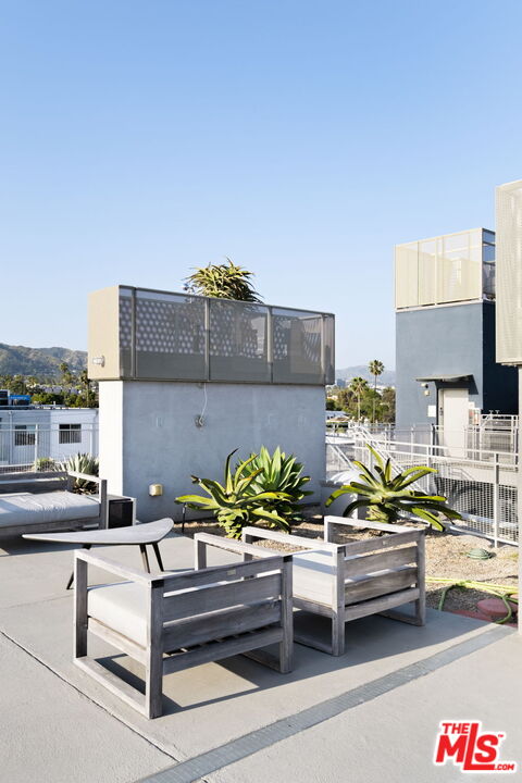 751 N Fairfax Ave Unit: 6