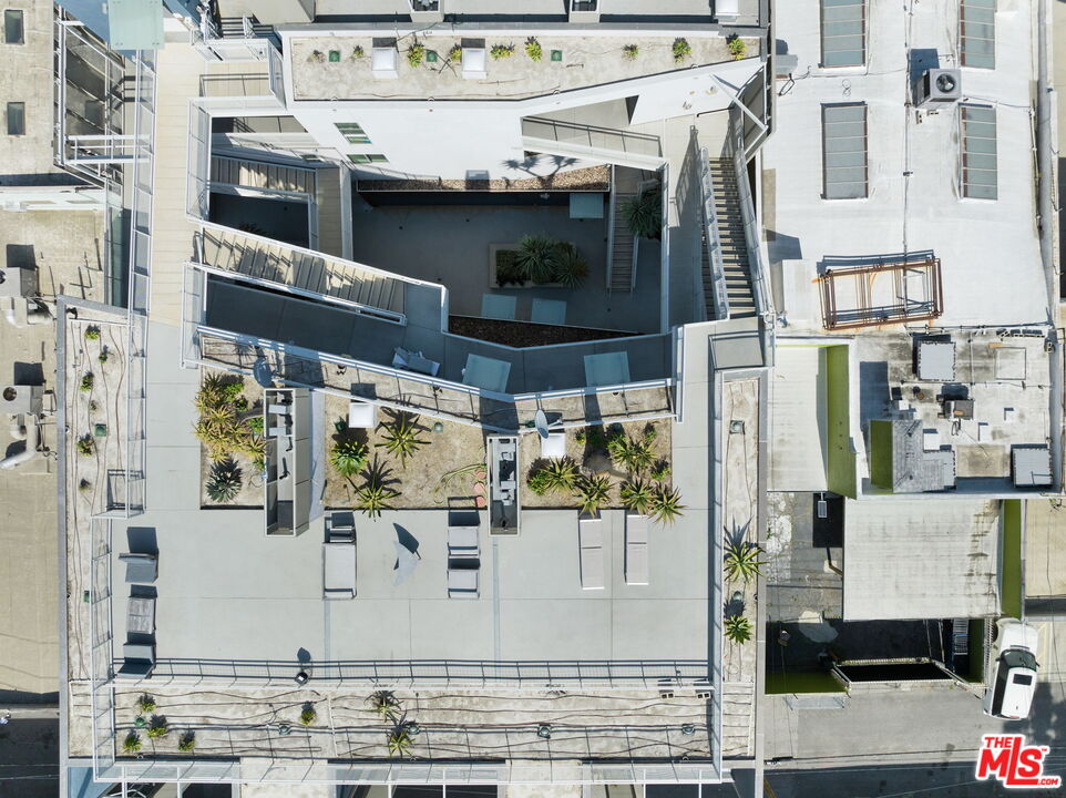 751 N Fairfax Ave Unit: 6
