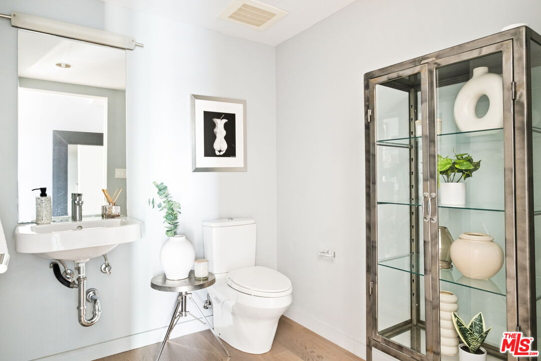 751 N Fairfax Ave Unit: 6