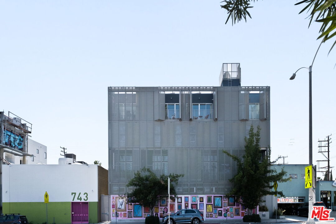 751 N Fairfax Ave Unit: 6