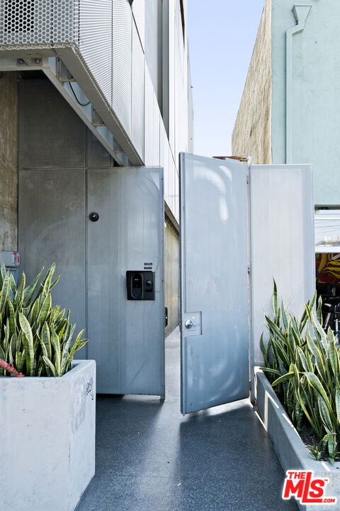 751 N Fairfax Ave Unit: 6