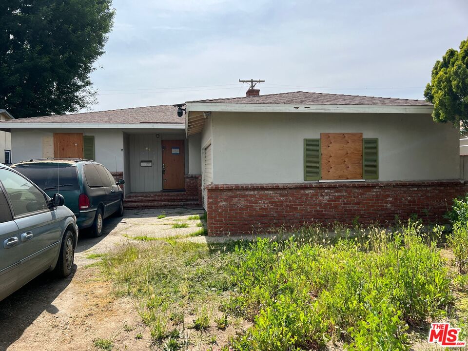 5859 Cedros Ave