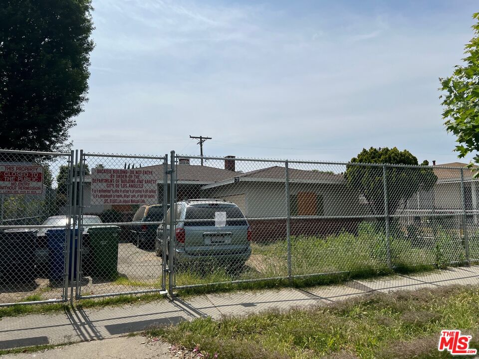 5859 Cedros Ave