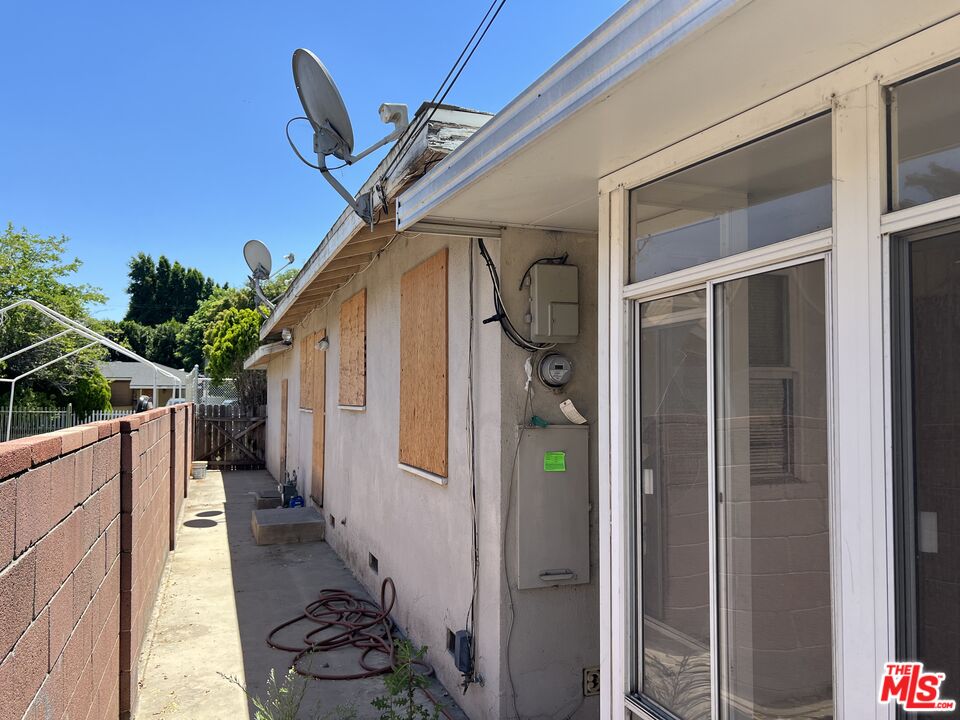 5859 Cedros Ave