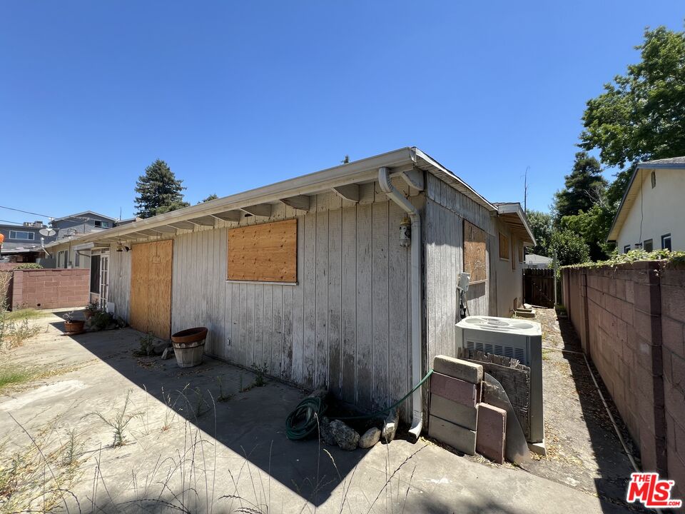 5859 Cedros Ave
