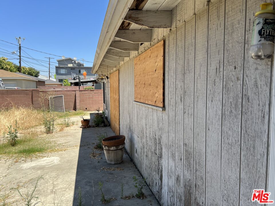5859 Cedros Ave