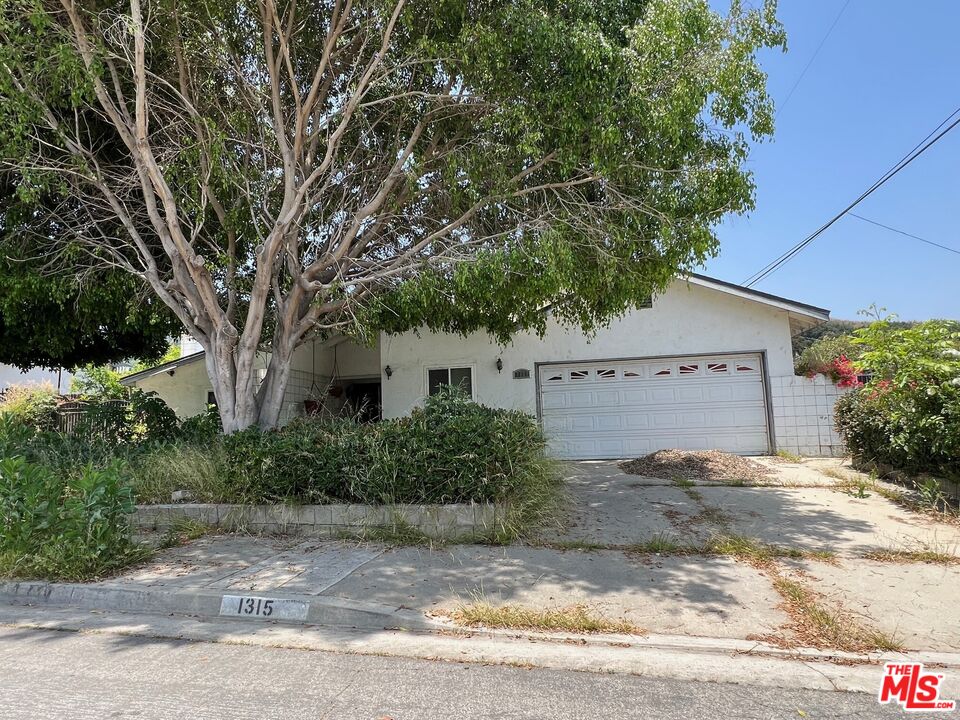 1315 Ameluxen Ave