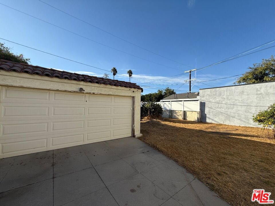 3817 Roxton Ave