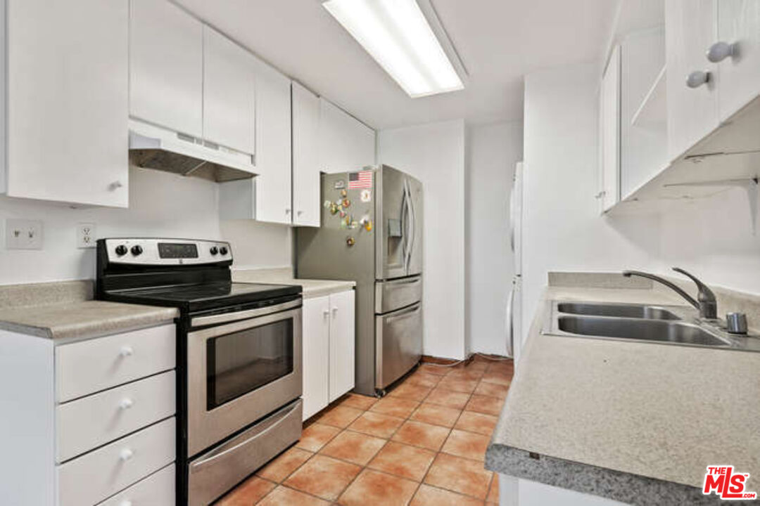 1146 E Lexington Dr Unit: 17-202