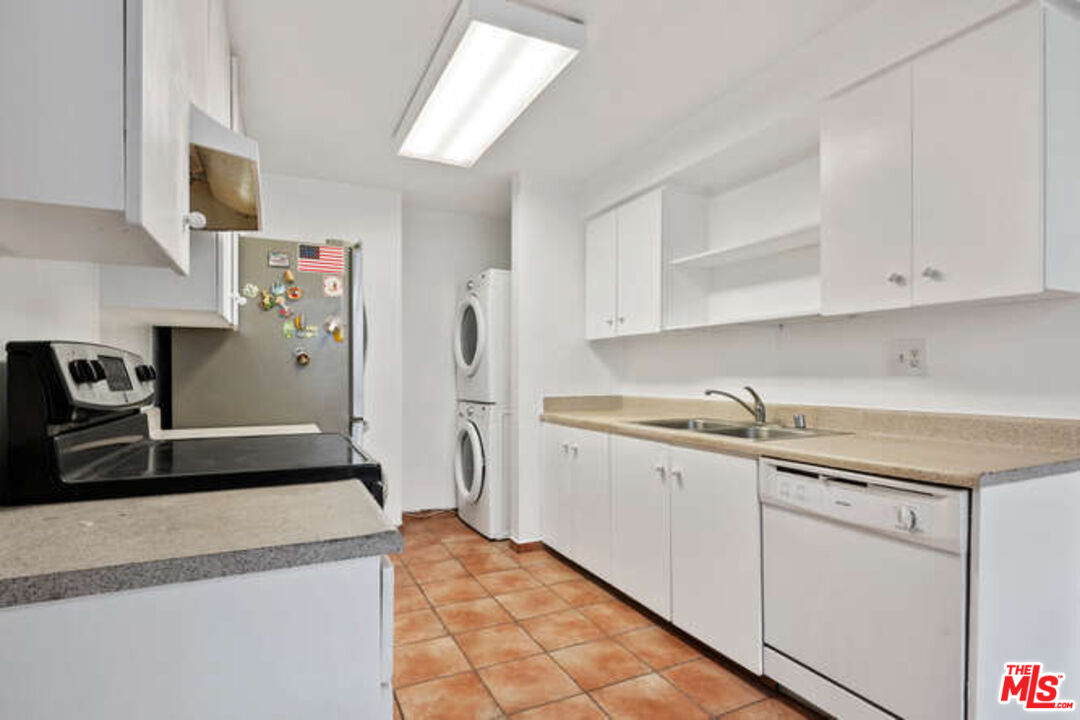 1146 E Lexington Dr Unit: 17-202