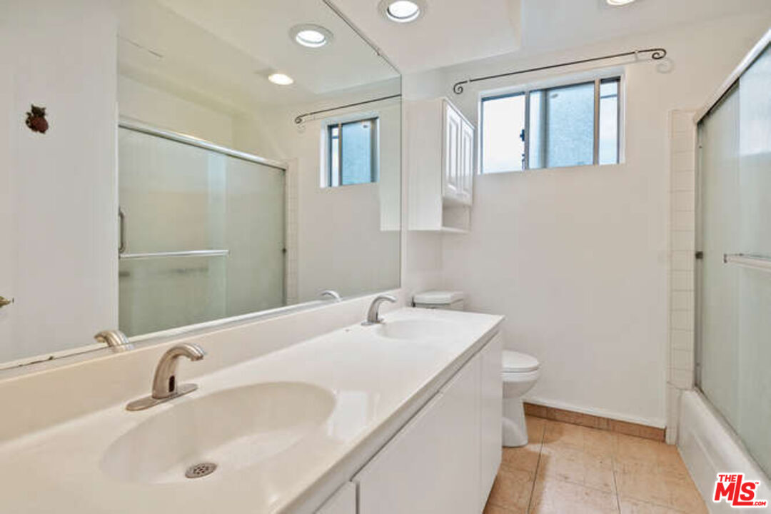 1146 E Lexington Dr Unit: 17-202