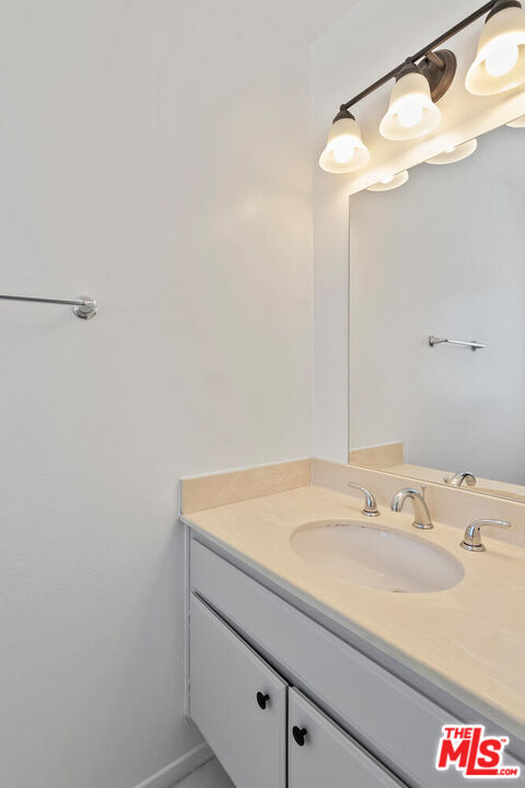 7005 Jordan Ave Unit: 215