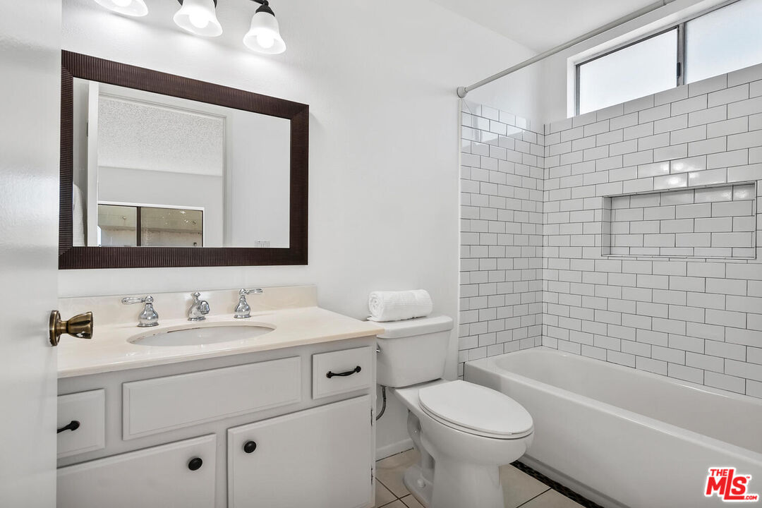 7005 Jordan Ave Unit: 215