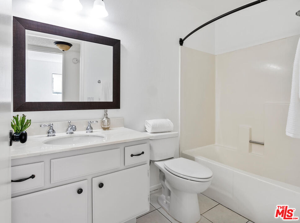 7005 Jordan Ave Unit: 215