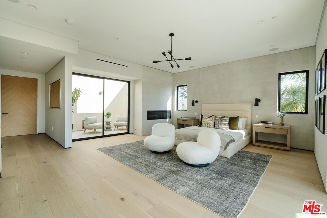 819 N Ogden Dr